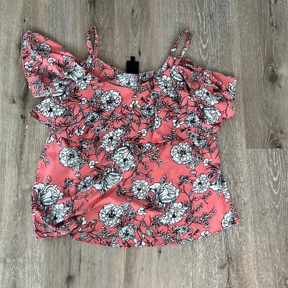 bobeau Tops - EUC cold shoulder top